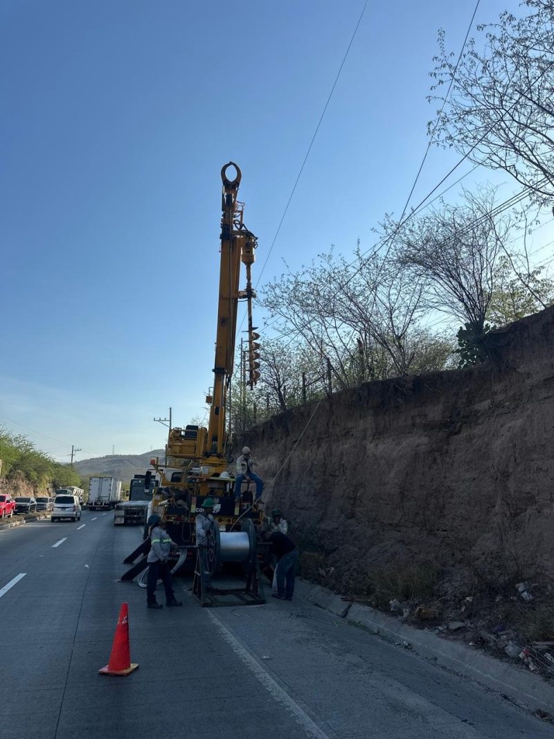 Instalación de Postes en Vía